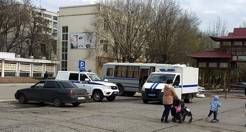 У центральной площади Элисты дежурит полиция. Элиста, 21 апреля 2021 г. Фото Бадмы Бюрчиева для "Кавказского узла"