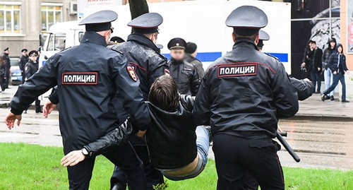 Сотудники полиции задерживают активиста. Абстрактная иллюстрация. Фото Елены Синеок, Юга.ру