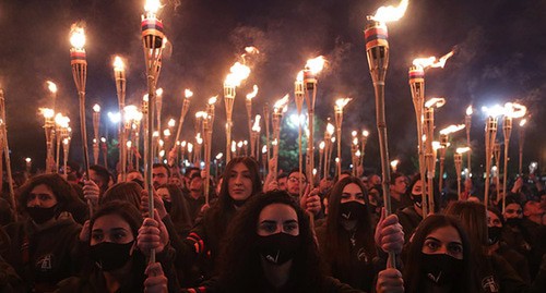 Факельное шествии в память о жертвах массового убийства армян османскими турками в 1915 году. Ереван, 23 апреля 2021 года. Фото: Baghdasaryan/Photolure via REUTERS