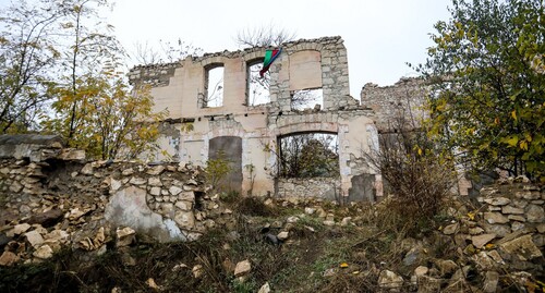 Азербайджанский флаг на разрушенном здании в Физули после возвращение контроля над этой территорией Азербайджану. Фото Азиза Каримова для "Кавказского узла"