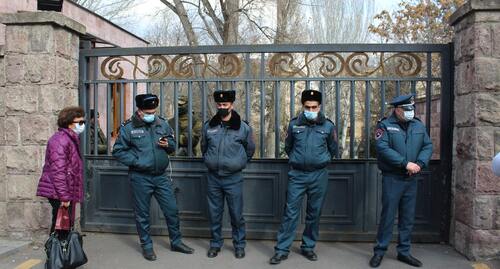 Сотрудники полиции возле ворот парламента Армении. Фото Тиграна Петросяна для "Кавказского узла"