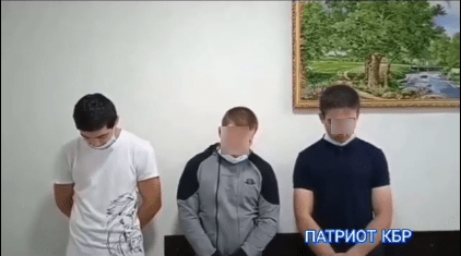 Юноши извиняются за избиение двух мужчин в Кабардино-Балкарии. Стоп-кадр видео https://www.instagram.com/p/COctZvmF1fy/ . Лица людей на видео заретушированы "Кавказским узлом", поскольку они могут быть несовершеннолетними.