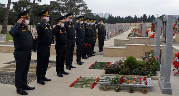 Азербайджанские военные на воинском мемориале. Фото пресс-службы Минобороны Азербайджана, https://mod.gov.az/ru/news/pochtena-pamyat-nacionalnogo-geroya-azerbajdzhana-ilgara-mirzoeva-35762.html