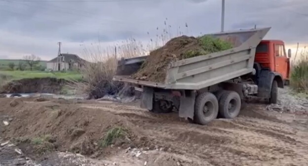 Работы по восстановлению поврежденной дамбы на пруду в селе Чернолесском. Стопкадр из видео в соцсети "ВКонтакте". https://vk.com/id624811729?z=video624811729_456239460%2F1ba6f3598081442d58%2Fpl_wall_624811729