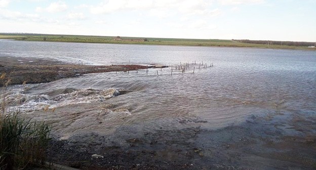 Из-за прорыва дамбы поднялся уровень воды в реке возле села Чернолесское. Май 2021 года. Фото: пресс-служба ГУ МЧС по Ставропольскому краю