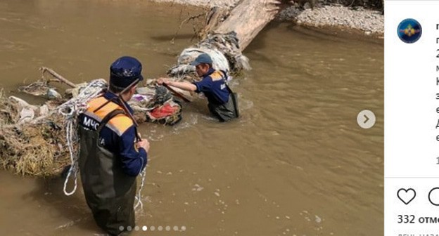 Сотрудники МЧС во время поиска ребенка. Стоп-кадр видео https://www.instagram.com/p/COu-0a8nMXQ/