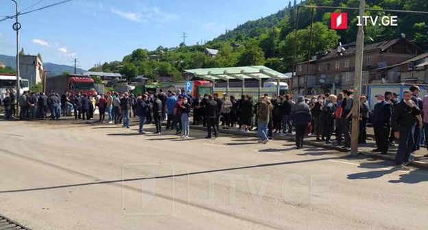 Сотрудники завода «Боржоми». Кадр видео https://1tv.ge/news/profkavshirebis-informaciit-borjomis-khelmghvanelobasa-da-gaficul-tanamshromlebs-shoris-shekhvedra-ushedegod-dasrulda/