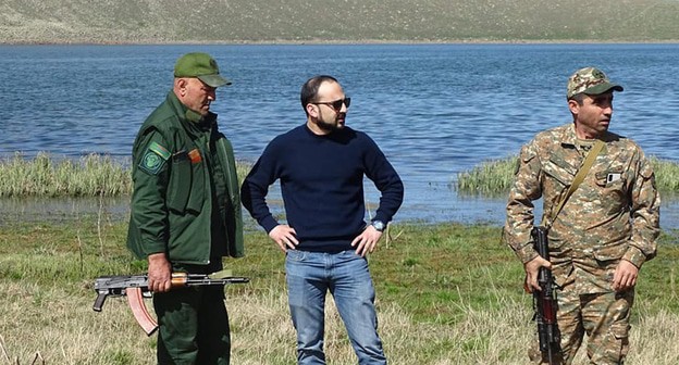 Вице-премьер Армении Тигран Авинян в районе Черного озера (Сев лич) на границе с Азербайджаном 16.05.2021.
Фото: личная страница FB https://www.facebook.com/tigran.avinyan/photos/pcb.2743389715965431/2743389685965434/