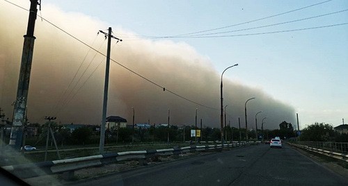 Пыльная буря в Астрахани. Скриншот https://www.astrakhan-24.ru/news/weather/astrakhan_nakryla_pylnaja_burja_74346