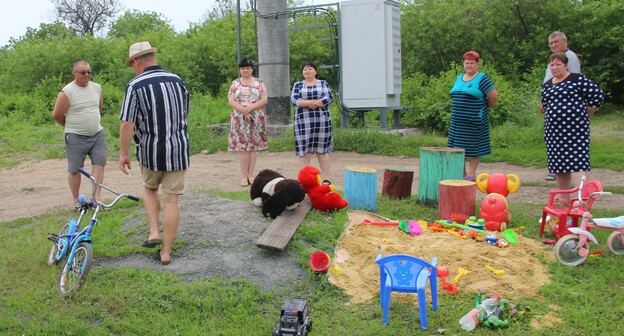 Участники схода на детской площадке, расположенной у вышки сотовой связи в Красном Сулине. Фото Вячеслава Прудникова для "Кавказского узла"