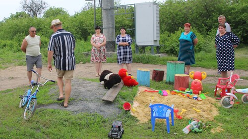 Участники схода на детской площадке, расположенной у вышки сотовой связи в Красном Сулине. Фото Вячеслава Прудникова для "Кавказского узла"