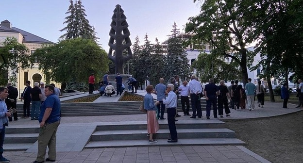 Жители Нальчика у памятника "Древо жизни", установленного в память о жертвах Кавказской войны, 20 мая 2021 года. Фото Людмилы Маратовой для «Кавказского узла»