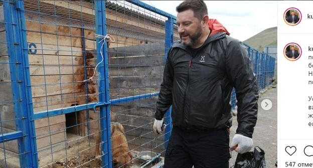 Мэр Кисловодска Александр Курбатов во время посещения приюта для безнадзорных животных в посёлке Новокисловодском 24 апреля 2021 года. Скриншот со страницы Курбатова в Instagram https://www.instagram.com/p/CODVCPTHftr/.