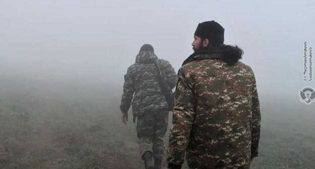 Священник и военнослужащий армянской армии. Фото пресс-службы МО Армении