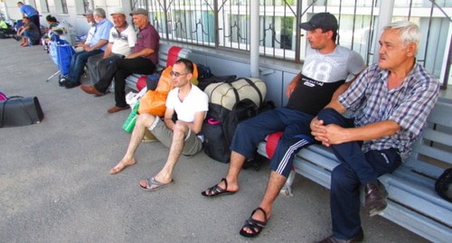 Пассажиры, ожидающие ташкентский поезд в Волжском. Фото В. Ященко для "Кавказского узла".