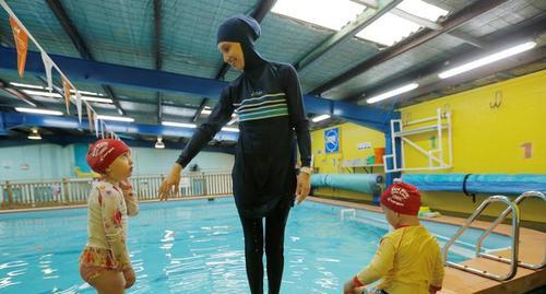 Австралийский мусульманский инструктор по плаванию Фадила Чафик в буркини. Фото: REUTERS/Jason Reed