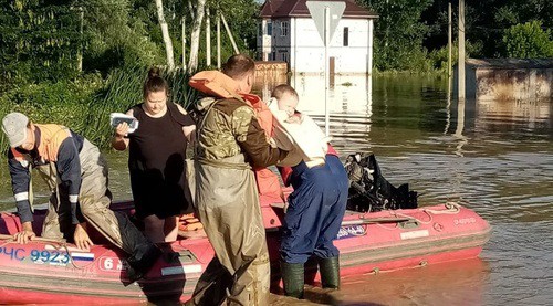 Спасатели помогают жителям затопленного поселка на Кубани. Фото: ГУ МЧС по Краснодарскому краю / instagram.com/mchs_krasnodar