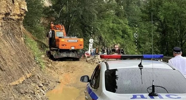 В результате обвала скальных пород перекрыт участок дороги Майкоп – Гузерипль. Фото: пресс-центр МВД по Республике Адыгея