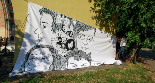Баннер с портретом Эстемировой. фото: Константин Леньков / ЗАКС.Ру