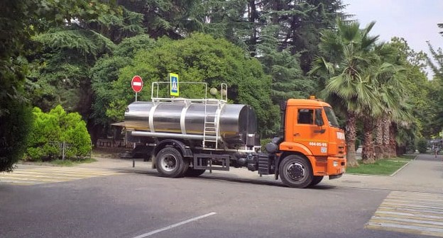 МУП Водоканал вместо ремонта подогнал к дому на вторые сутки водовозку. Многие пожилые не смогли таскать воду в квартиры на верхние этажи при жаре в 30 градусов. Фото Светланы Кравченко для "Кавказского узла"