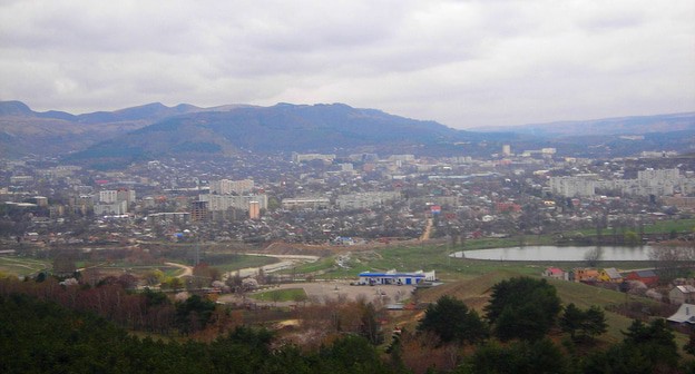  Кисловодска с горы Кольцо. Фото Andy Kartashov  https://ru.wikipedia.org/wiki/Кисловодск#/media/Файл:Kislovodsk_from_Koltso-gora.jpg