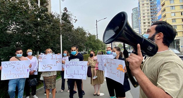 Активисты на акции протеста в Тбилиси против запрета на работу общественного транспорта. Фото: страница движения "Анна Долидзе – для народа" в Facebook. https://www.facebook.com/Khalkhistvis/photos/pcb.359580098969497/359579258969581/