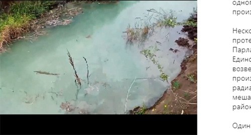 Сточные воды с завода по производству алюминиевых профилей  сбрасываются в канаву и уходят в реку Сунжа. Скриншот кадра видео в сообществе news_ingushetii в Instagram. https://www.instagram.com/p/CSkZjMFgeR2/