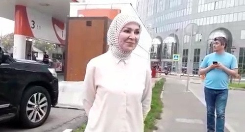 Мать Сайд-Мухаммада Джумаева возле здания суда. Скриншот видео "Кавказского узла"