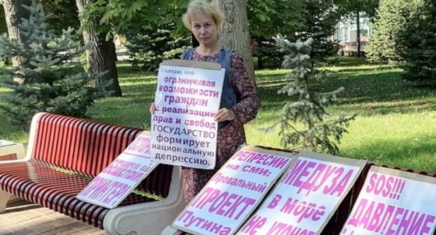 Активистка Тамара Гродникова протестует против ограничения свободы СМИ. Волгоград, 29 августа 2021 года. Фото Татьяны Филимоновой для "Кавказского узла".