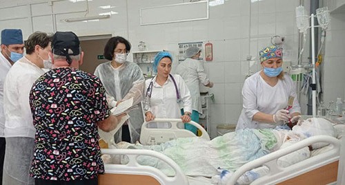 Министр здравоохранения Дагестана Татьяна Беляева во время посещения пострадавших от взрыва газа детей. Фото пресс-службы Минздрава Дагестана