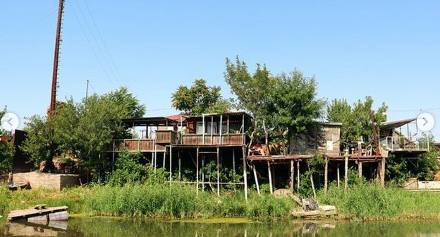 Берег реки Серебряная Воложка в микрорайоне "Десятка" Астрахани. Скриншот сообщения Новости Астрахани https://www.instagram.com/p/CTMpgaqAAlQ/