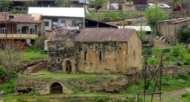 Село Тех в Сюникской области Армении. Фото: вахемарт https://commons.wikimedia.org/wiki/Category:Tegh#/media/File:Tegh,_S._Gevorg,_2014.05.11_-_panoramio.jpg