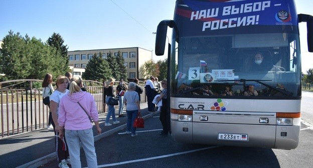 Автобус с номерами ДНР около избирательного участка в Матвеевом Кургане. 18 сентября 2021 года. Фото Константина Волгина для "Кавказского узла"