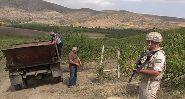 Миротворцы  охраняют сборщиков винограда в Нагорном Карабахе. Фото пресс-службы МО России https://mil.ru/russian_peacekeeping_forces/news/more.htm?id=12385701@egNews