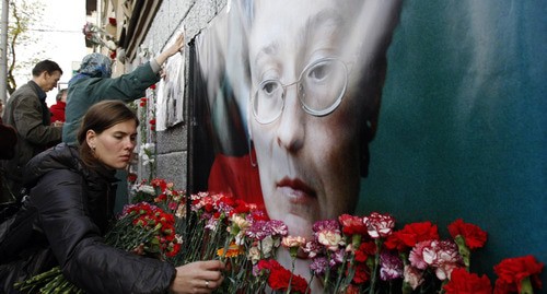 Цветы возле портрета Анны Политковской. Фото: REUTERS/Denis Sinyakov