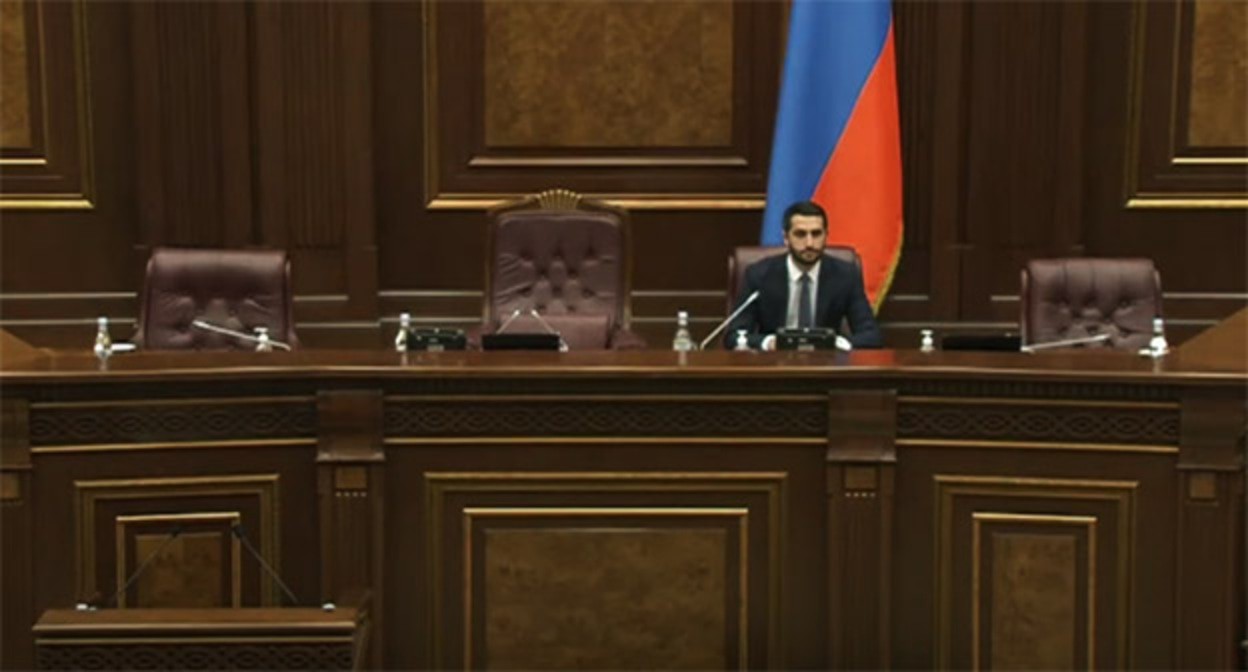 Заседание парламента Армении. Скриншот видео "Parliament of Armenia" https://www.youtube.com/watch?v=9--Dfof5o1Y&t=2255s