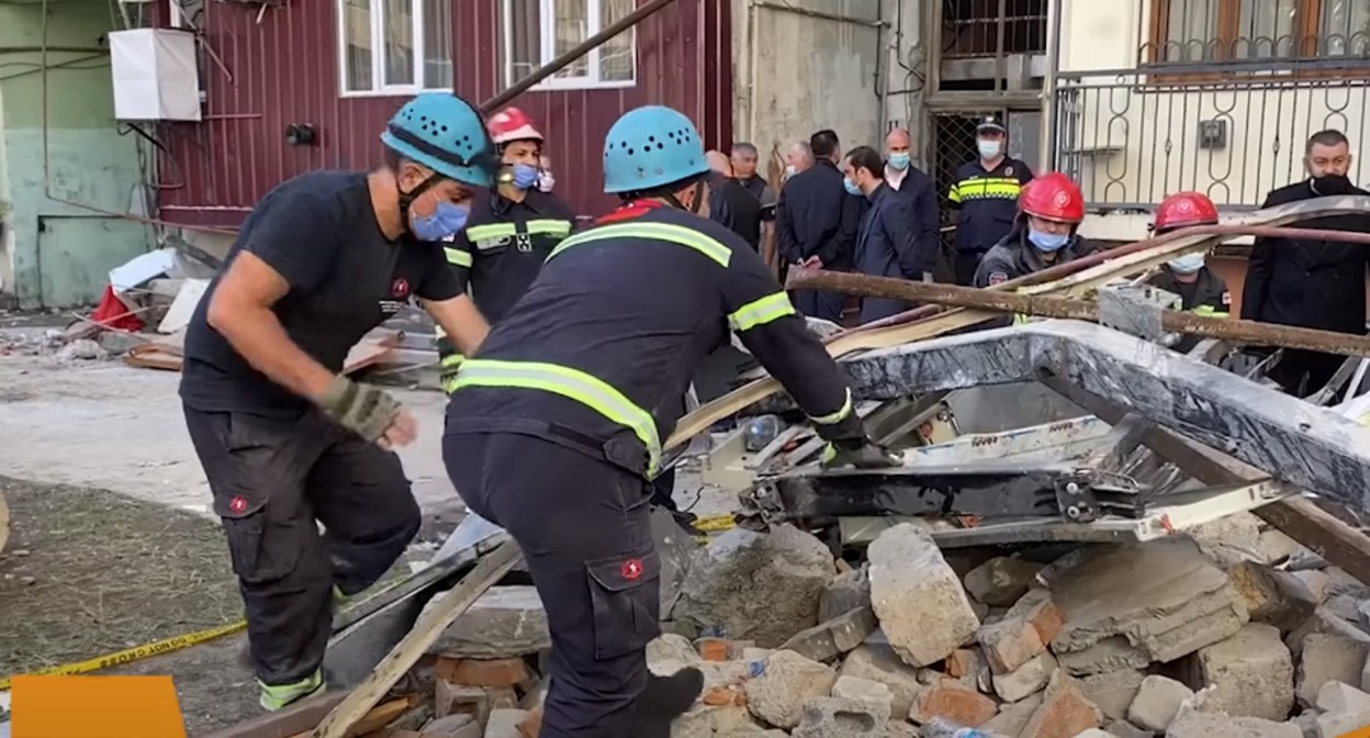 Спасатели на месте обрушения жилого дома в Батуми. Кадр видео Спутник-Грузия https://www.youtube.com/watch?v=vCRXlxRkQmM