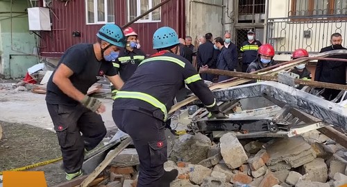 Спасатели на месте обрушения жилого дома в Батуми. Кадр видео Спутник-Грузия https://www.youtube.com/watch?v=vCRXlxRkQmM