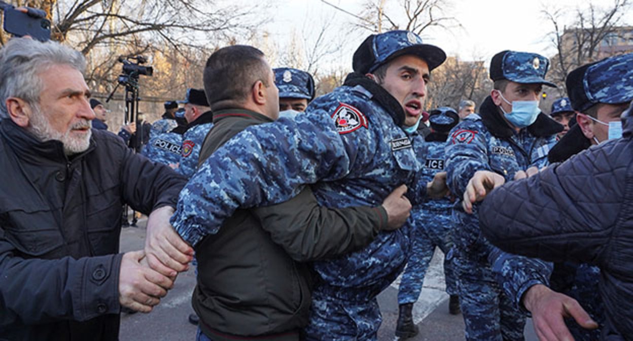 Сотрудники полиции преграждают путь во время митинга оппозиции. Ереван, март 2021 года. Фото: REUTERS/Artem Mikryukov