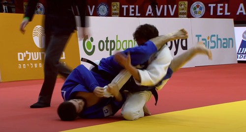 Схватка дзюдоиистов на турнире  Большого Шлема в Париже 2021. Кадр видео 
Judo Art 日本柔道 https://www.youtube.com/watch?v=I9xiZagNZhk&t=2s