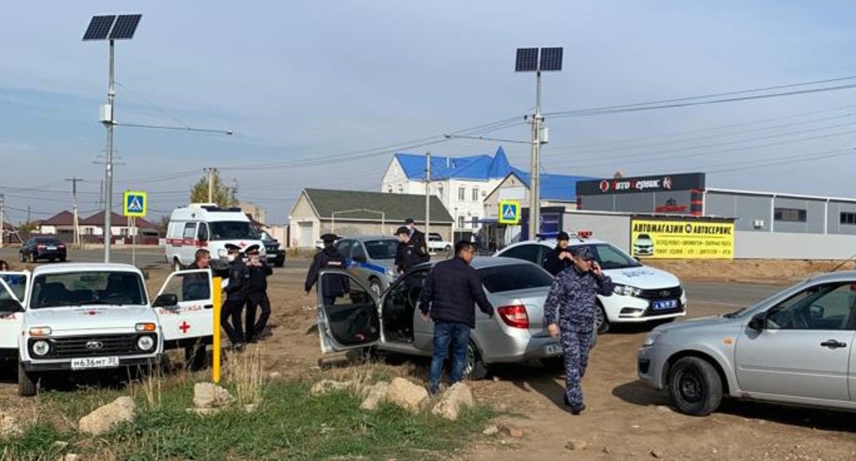 Сотрудники полиции на месте массовой драки в селе Началово. Фото: пресс-служба УМВД по Астраханской области https://30.мвд.рф/news/item/26598707