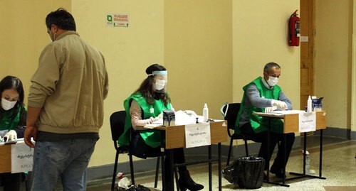 Избиратель и члены участковой избирательной комиссии. Фото Инны Кукуджановой для "Кавказского узла"