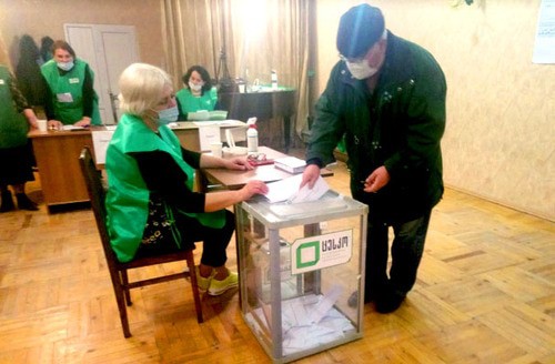 Голосование на выборах в Тбилиси 30 октября 2021 года. Фото Беслана Кмузова для "Кавказского узла".