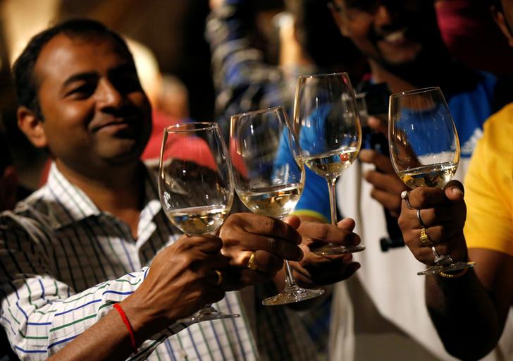 Туристы во время винного тура на винодельне Хареба в Кварели. Фото: REUTERS/David Mdzinarishvili