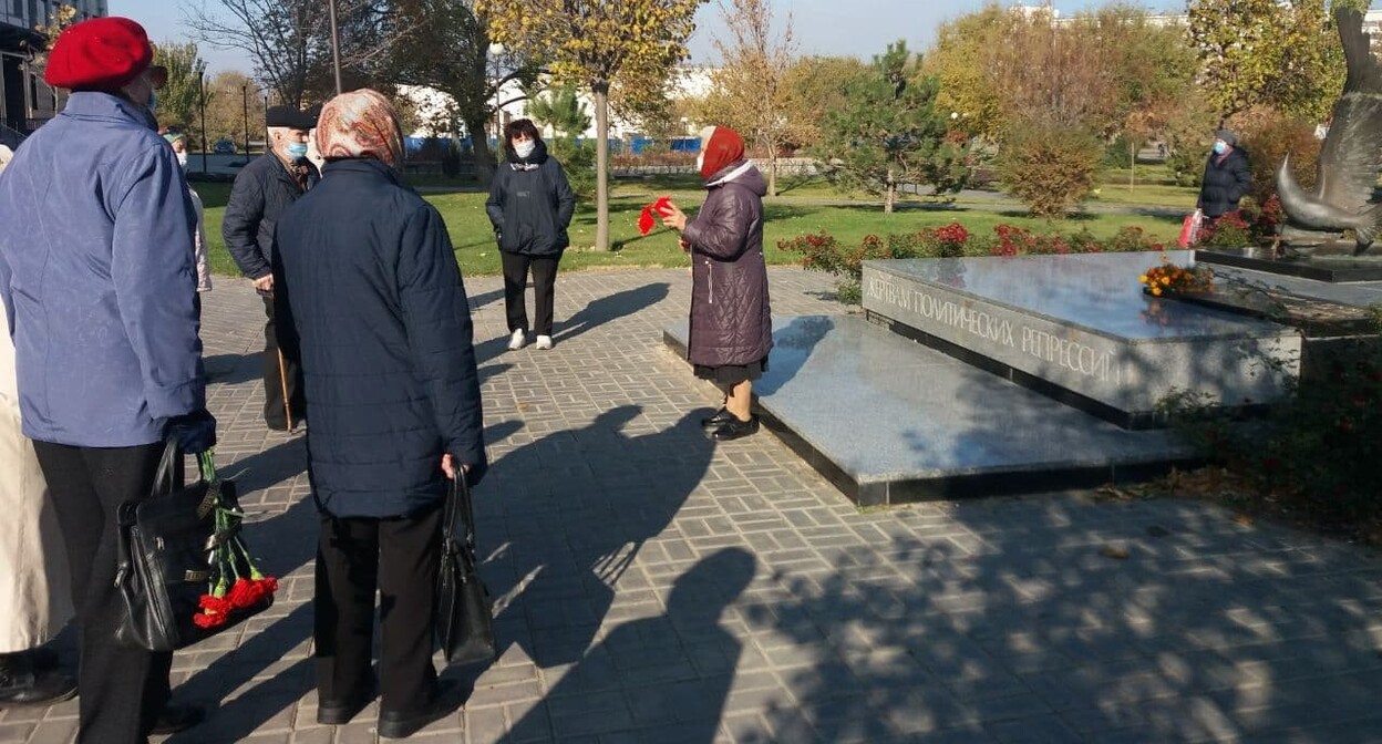 Акция у памятника жертвам политических репрессий в Астрахани. 30 октября 2021 года. Фото предоставлено "Кавказскому узлу" Мариной Миталевой.