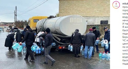 Жители Каспийска набирают воду из автоцистерн. Скриншот https://www.instagram.com/p/CL-BBApj7t_/