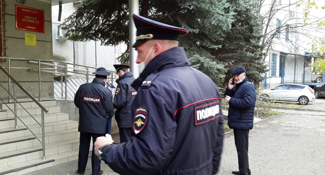 Сотрудники полиции во время пикета возле здания суда, где начался процесс над Андреем Пивоваровым. Фото Валерии Феденёвой для "Кавказского узла"