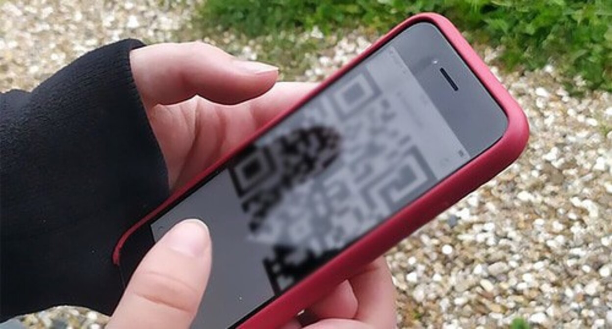 Телефон с QR-кодом на экране. Фото Нины Тумановой для "Кавказского узла"