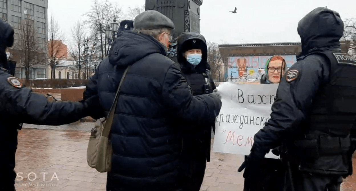 Журналистка Виктория Ивлева на пикете в защиту "Мемориала"* в Москве 20 ноября 2021 года. Стоп-кадр видео https://web.telegram.org/z/#-1382842129