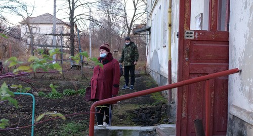 Жители Красного Сулина у дома 1953 года постройки. Фото: С. Снежина для "Кавказского узла"